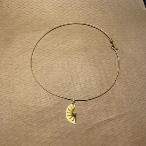 Elegant Gold Pendant Necklace